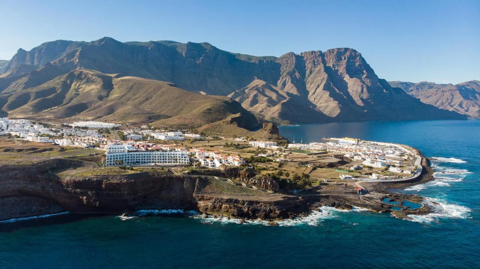The hotel on the clifftop at Agaete, with the mountains of the north-west coast behind