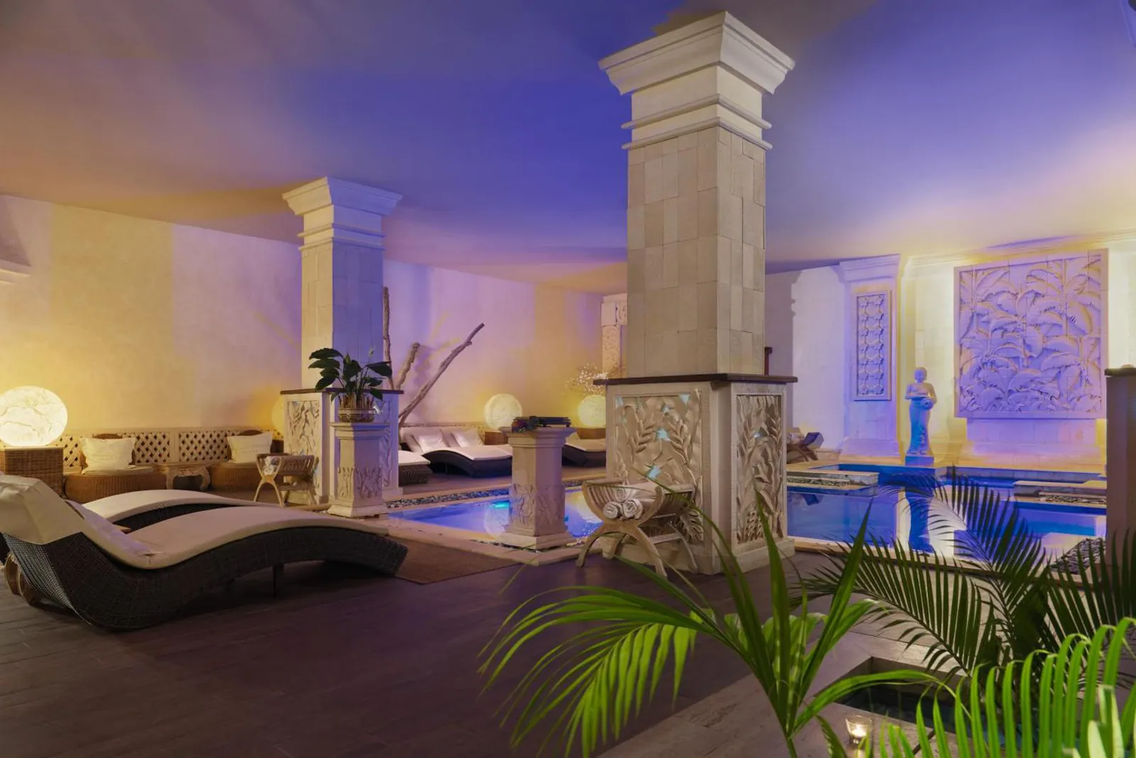Indoor spa pool of the Golden Pond spa at Royal Garden Villas