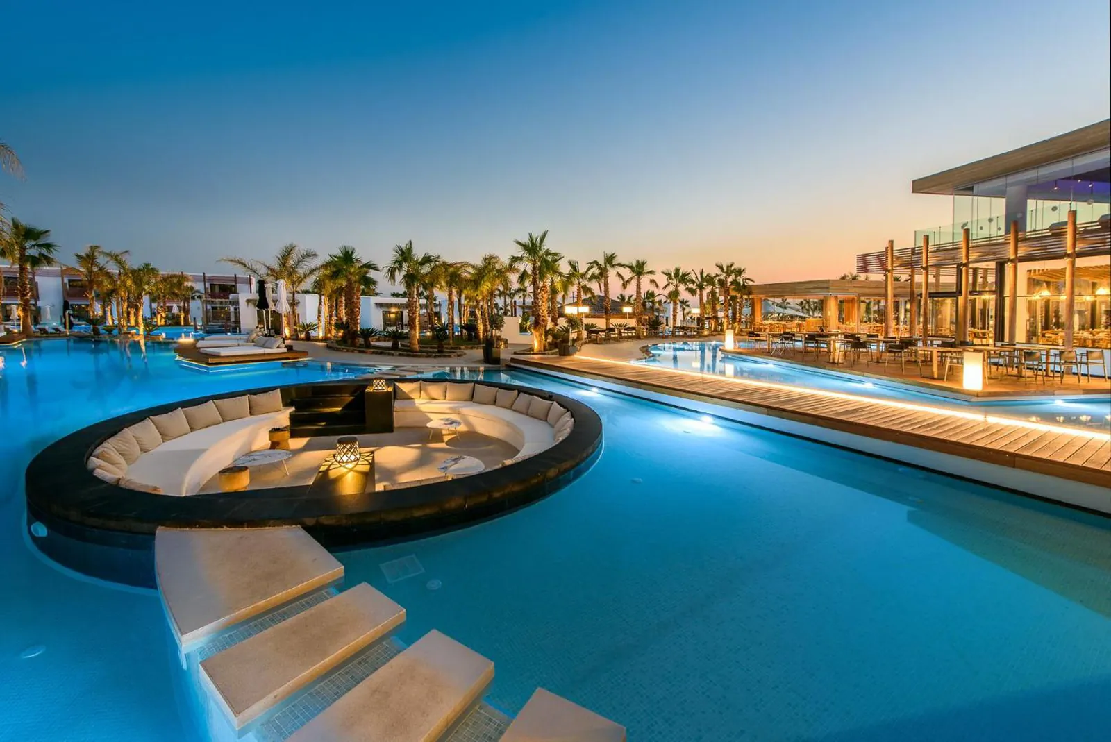 Sunken round lounge in the middle of the pool at sunset
