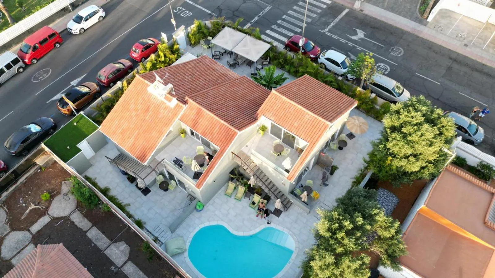 Aerial view of Villa RG: two tiled-roof buildings around the pool in Playa del Inglés